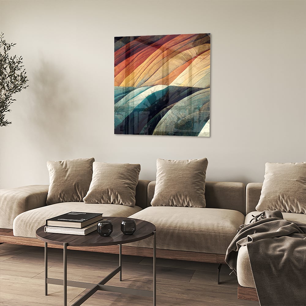 Abstract glazen schilderij met gekleurde golven in een moderne woonkamer.