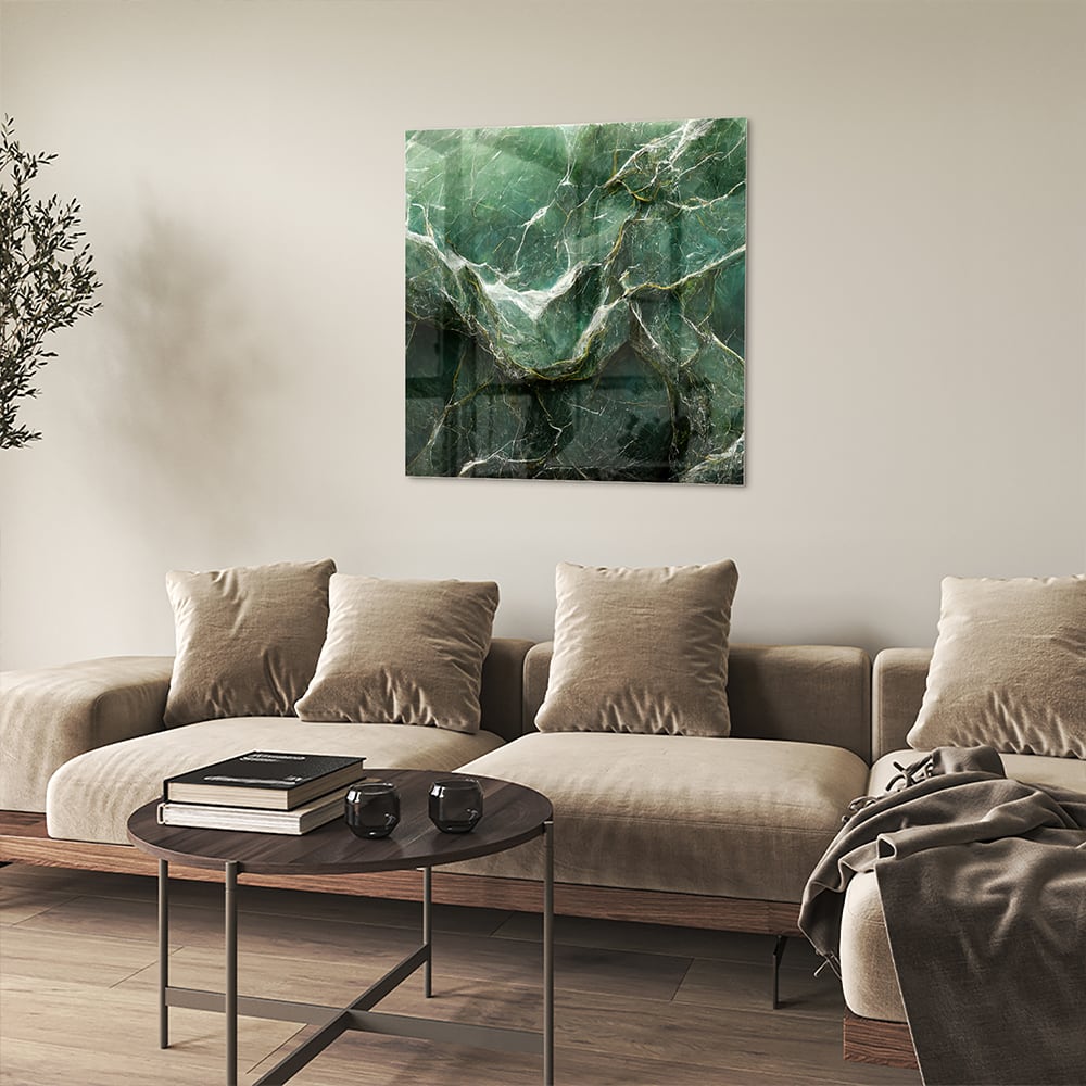 Glas schilderij met marmerpatroon in groene tinten, hangt aan de muur.