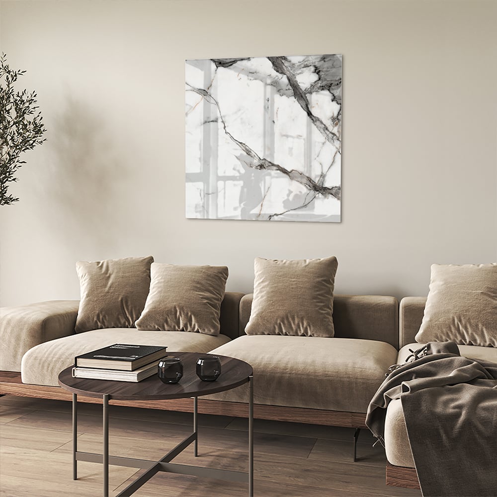 Elegant glazen schilderij in marmerlook aan de muur.