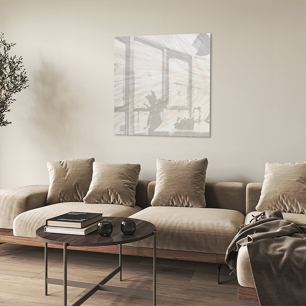 Minimalistisch glazen schilderij met een subtiel natuurthema aan de muur.