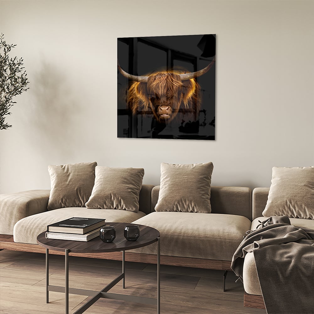 Glazen schilderij van een Highlander rund met lange hoorns en vacht op een zwarte achtergrond.