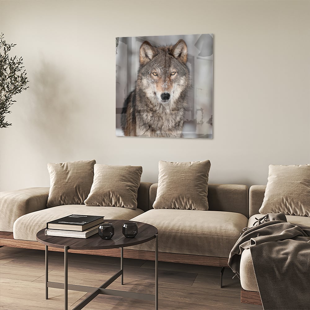 Glazen schilderij van een wolf met indrukwekkende blik in een interieur