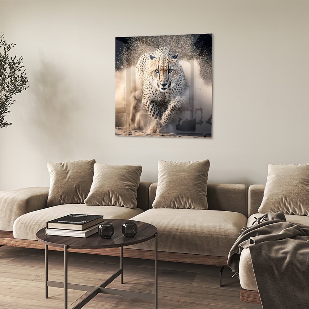 Glazen schilderij van een jachtluipaard die door zand rent in een moderne woonkamer.
