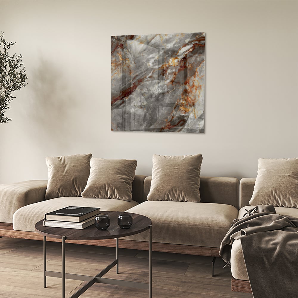 Glazen schilderij met marmerlook in grijs en oranje aan de muur
