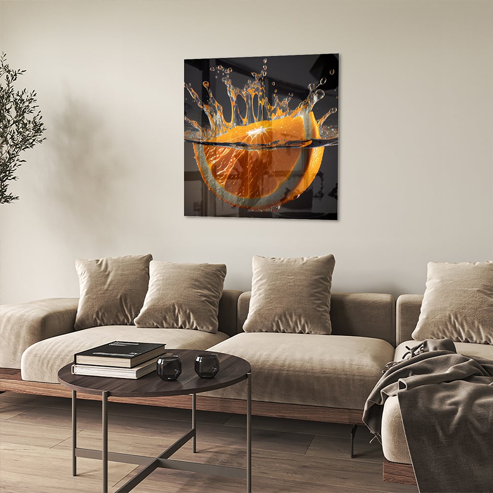 Glazen schilderij van een spetterende sinaasappel boven water.