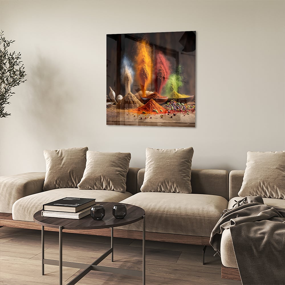 Glazen schilderij met een kleurrijke weergave van specerijen op een houten tafel.