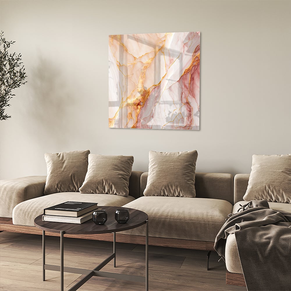 Elegante glazen schilderij met rozen en gouden tinten aan de muur.