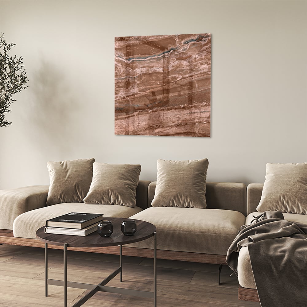 Glazen schilderij in aardetinten hangt aan een lichte muur boven een houten meubelstuk.