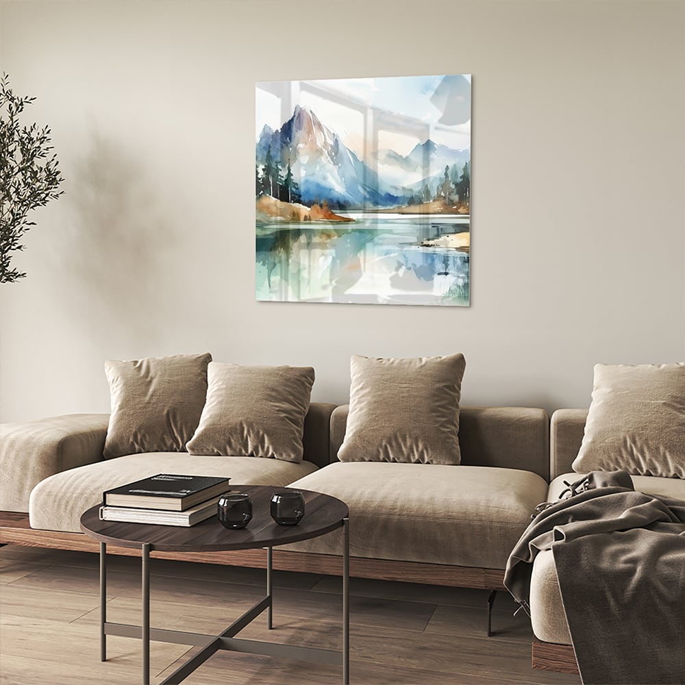 Glazen schilderij met een landschap van bergen en een meer in waterverfstijl.