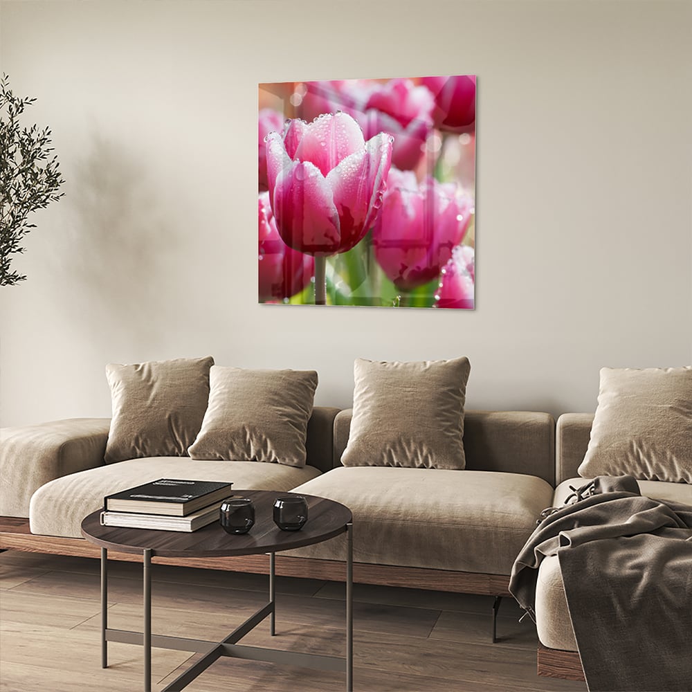 Glazen schilderij van roze tulpen met dauwdruppels, elegant en kleurig.