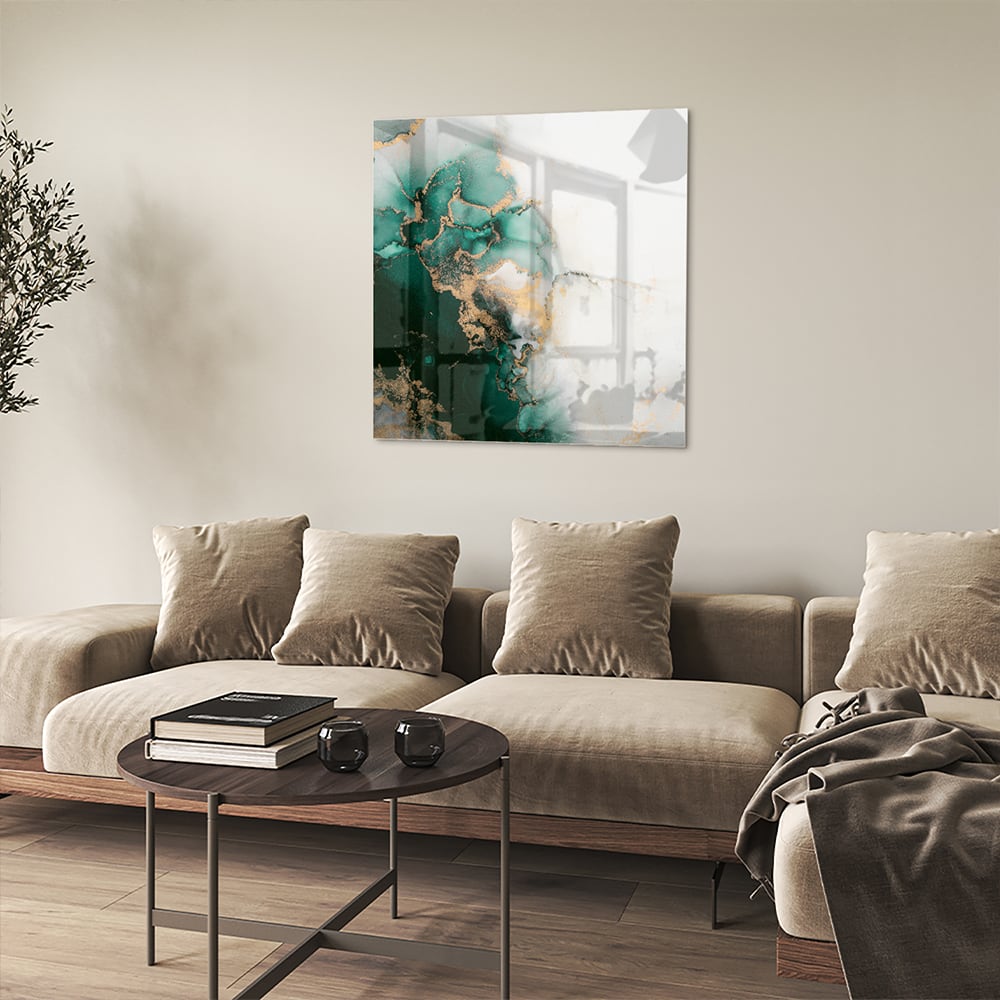 Elegant glazen schilderij met groene en gouden tinten aan de muur