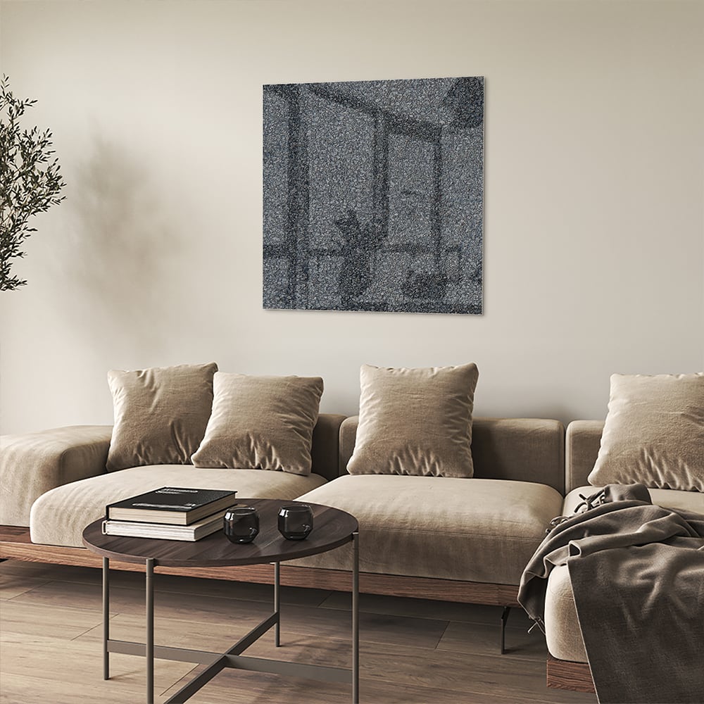 Minimalistisch glazen schilderij aan de muur in een lichte woonkamer