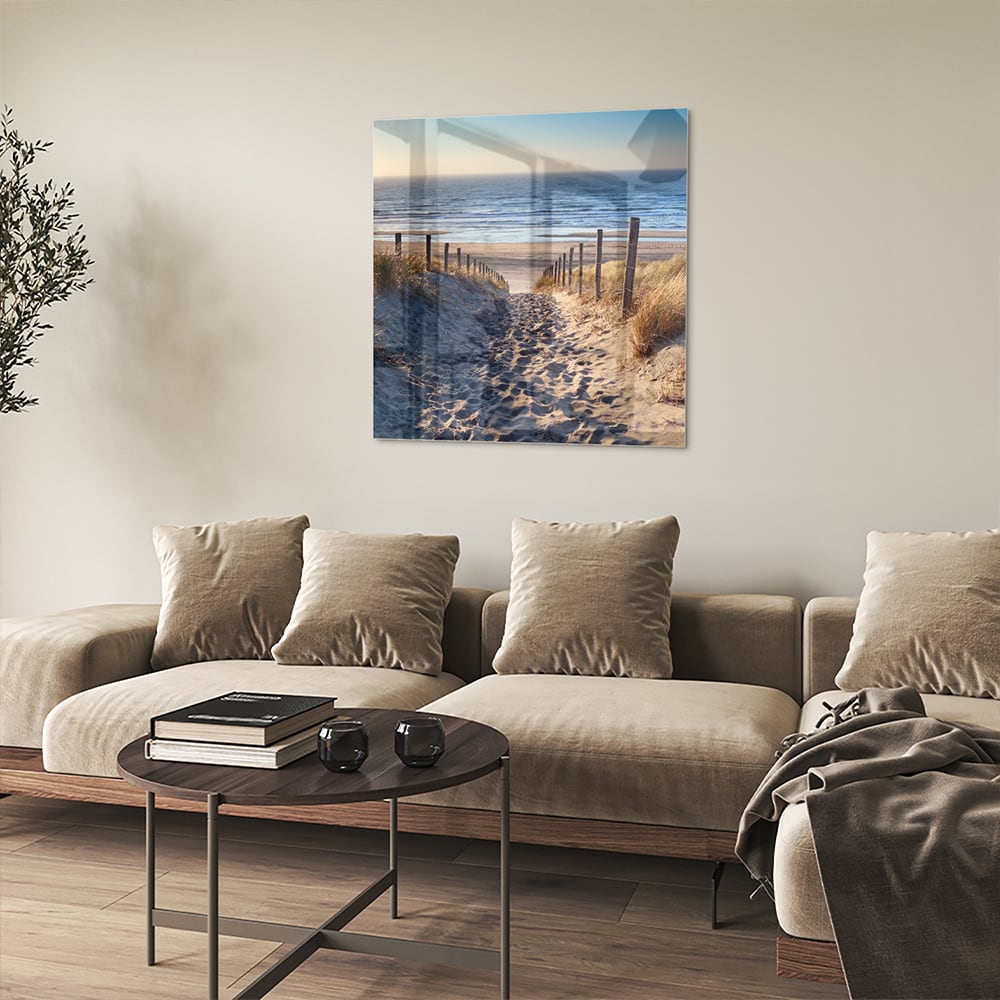 Glazen schilderij van een zandpad naar het strand met duinen en zee.