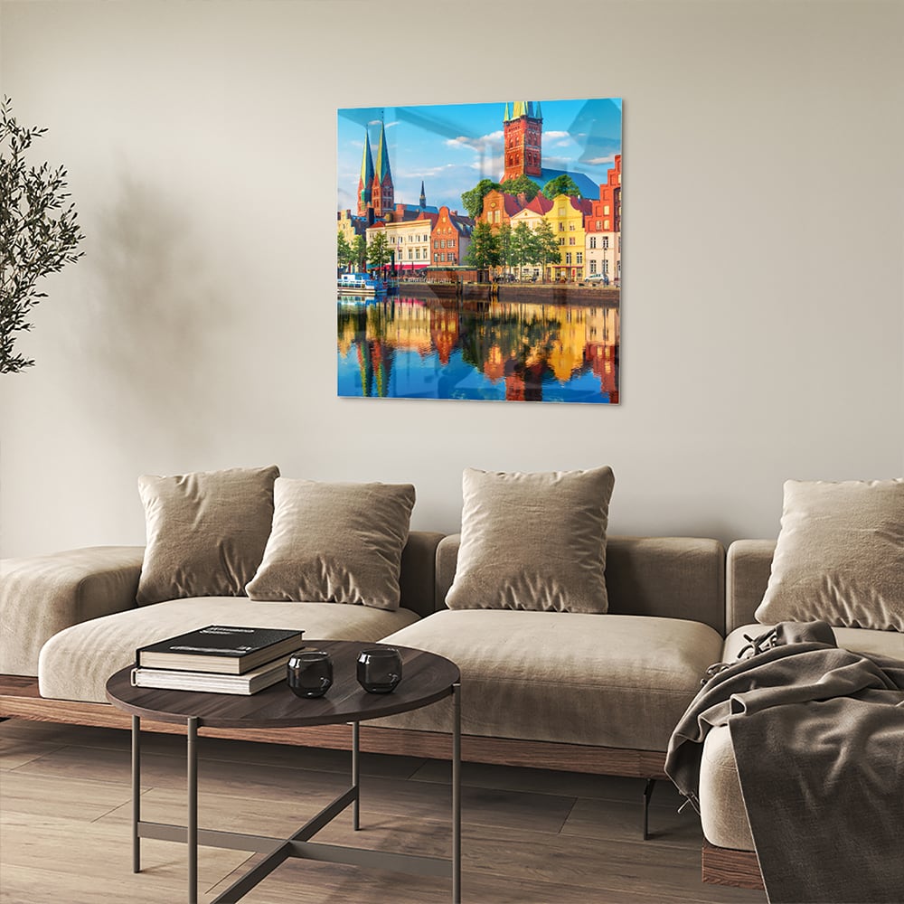 Kleurrijk glazen schilderij van een stadszicht met reflecties in het water