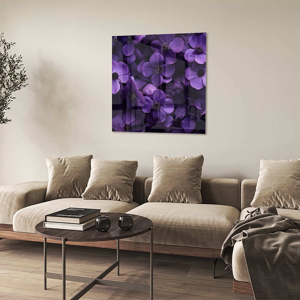 Paarse bloemen op een glazen schilderij aan de muur in een moderne woonkamer.