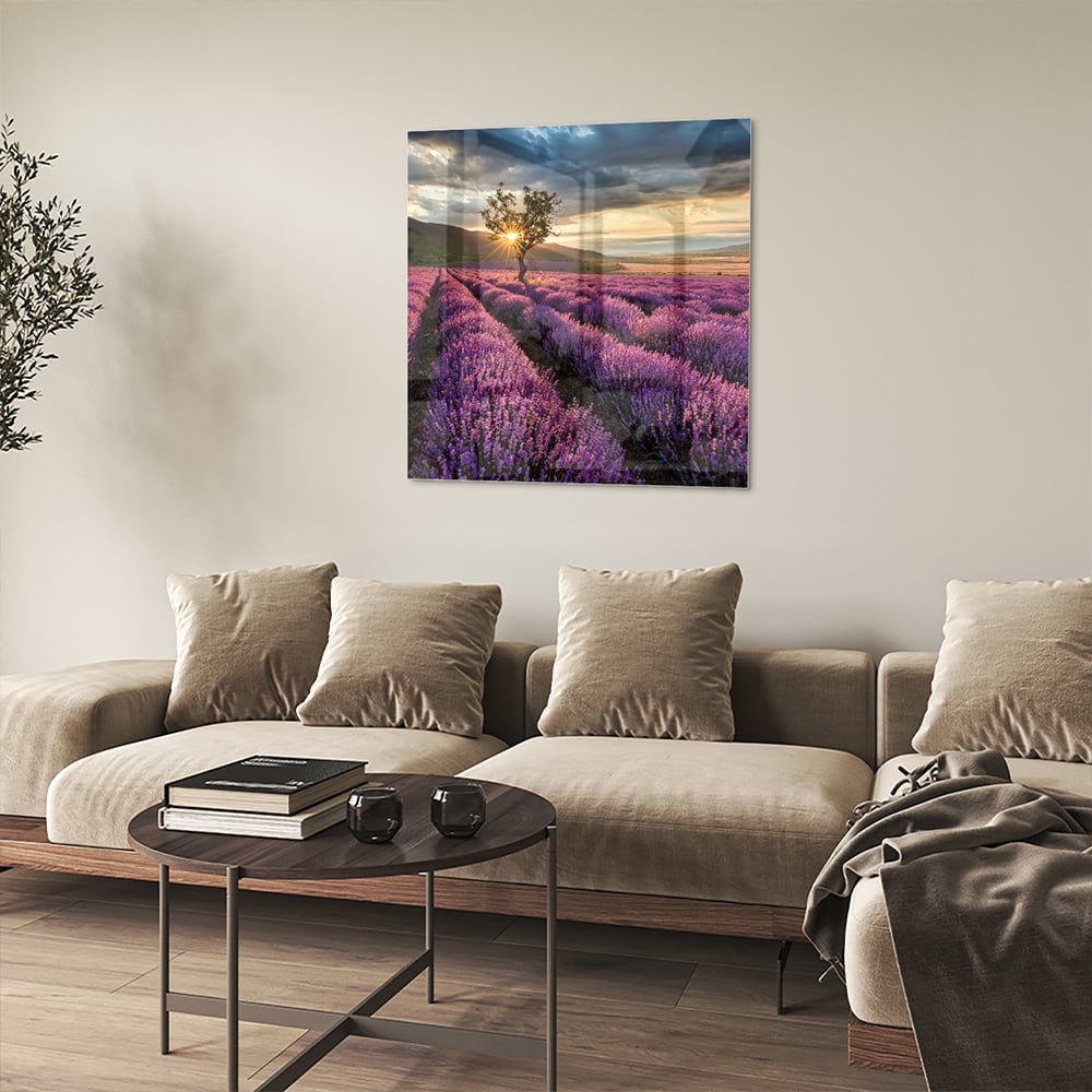 Glazen schilderij van paarse lavendelvelden tijdens de zonsondergang