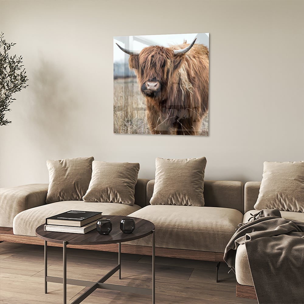 Glazen schilderij met een Houten Hooglander in een natuurlijke omgeving.