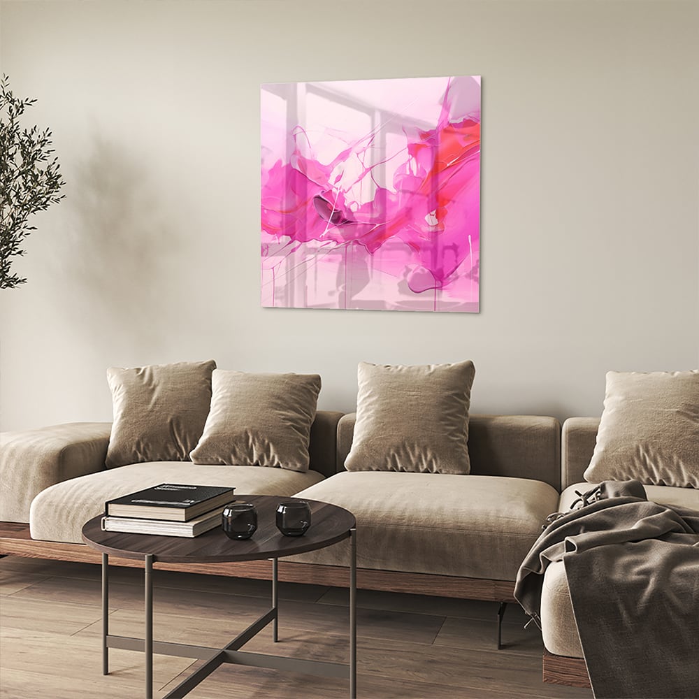Abstract glazen schilderij met felle roze tinten aan de muur