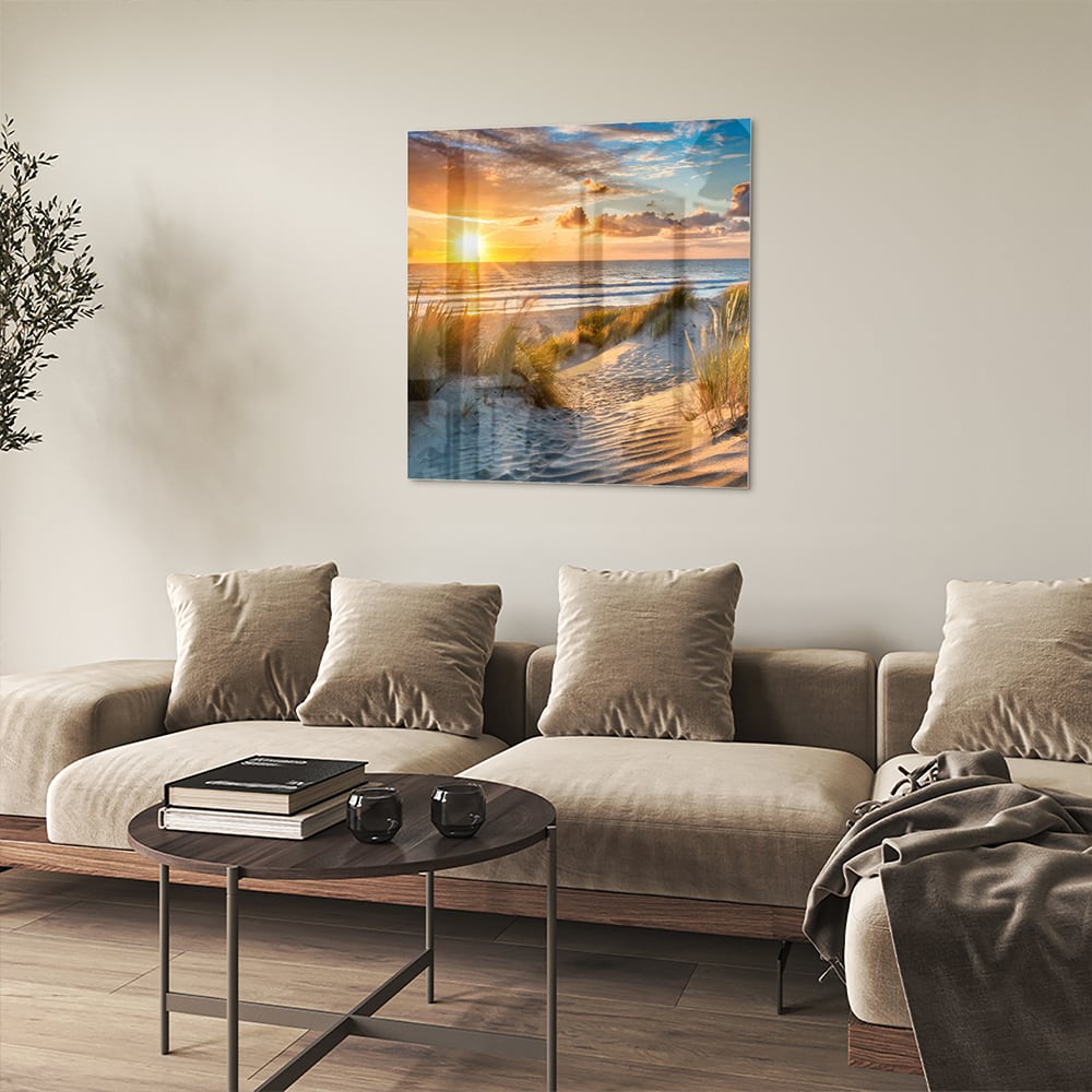 Glazen schilderij van een zonsondergang bij het strand met duinen en gras