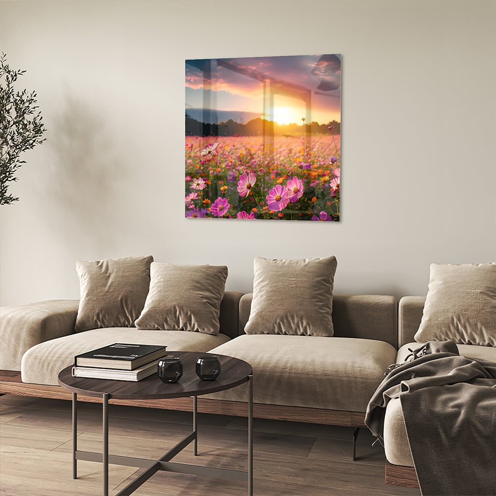 Glazen schilderij van een zonsondergang boven een kleurrijk bloemenveld.