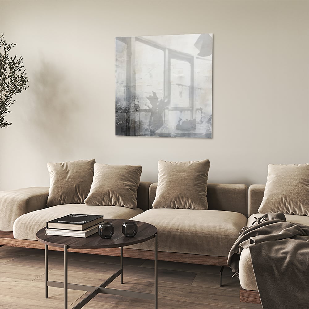Abstract glazen schilderij met zachte kleuren aan de muur in een moderne woonkamer