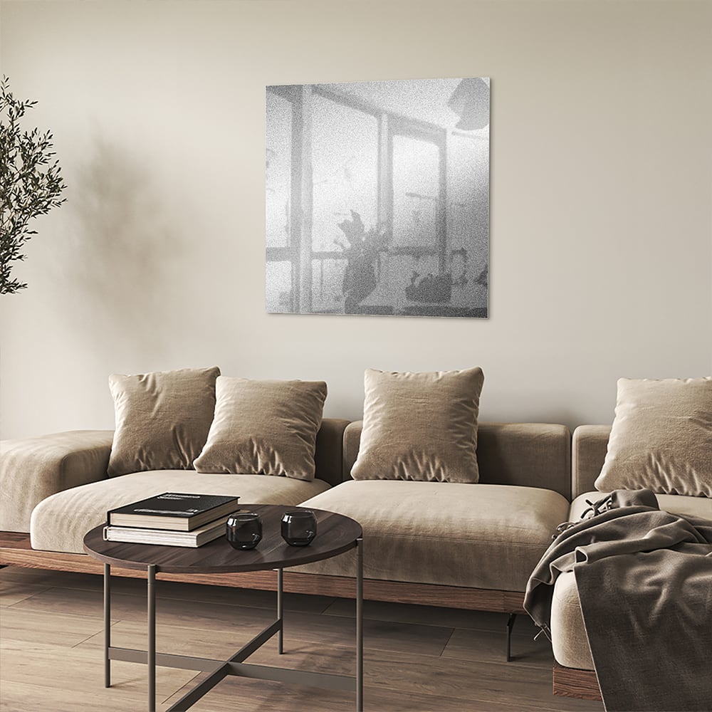 Minimalistisch glazen schilderij met reflecties in een sfeervolle kamer