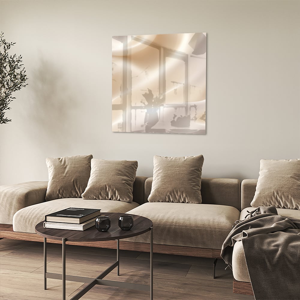 Minimalistisch glazen schilderij met warme tinten in een moderne woonkamer.