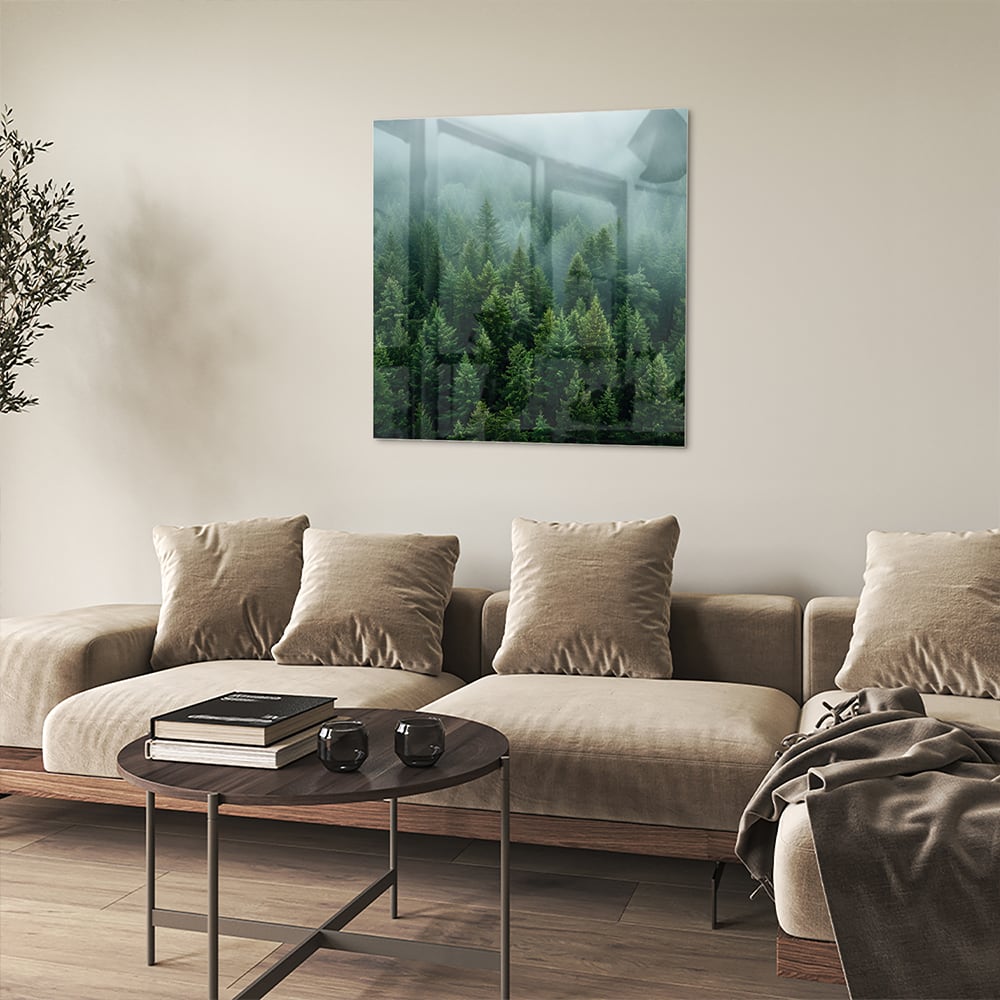 Glazen schilderij van dennenbossen in mist aan de muur