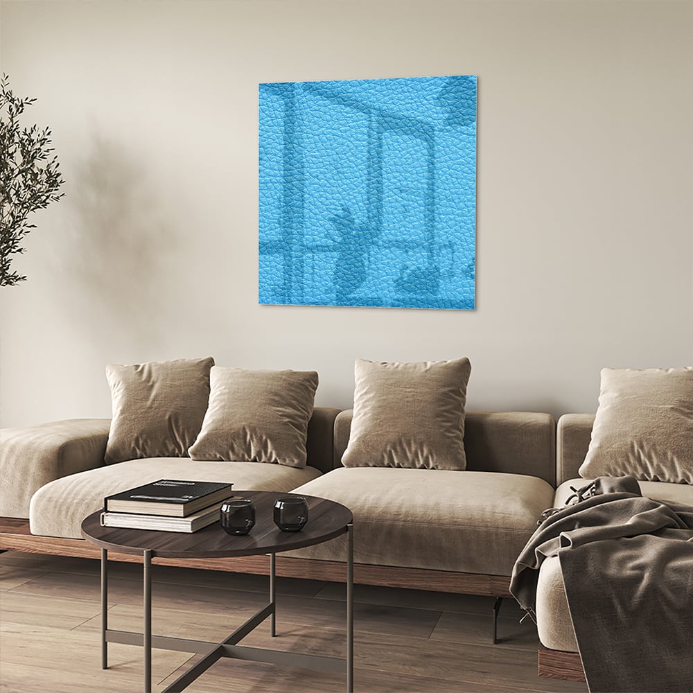 Blauw glazen schilderij met unieke textuur aan de muur in een moderne woonkamer