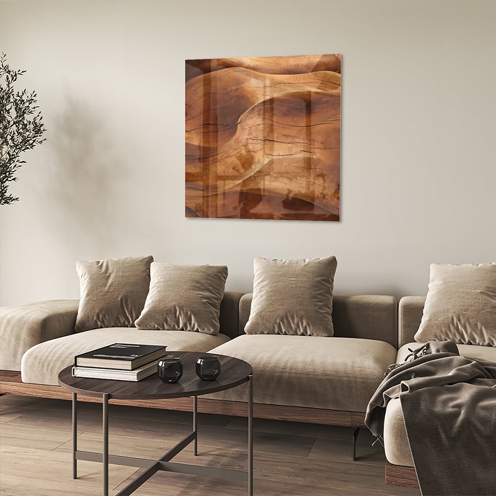 Abstract glazen schilderij met warme houttinten boven een moderne kast in een lichte woonkamer.
