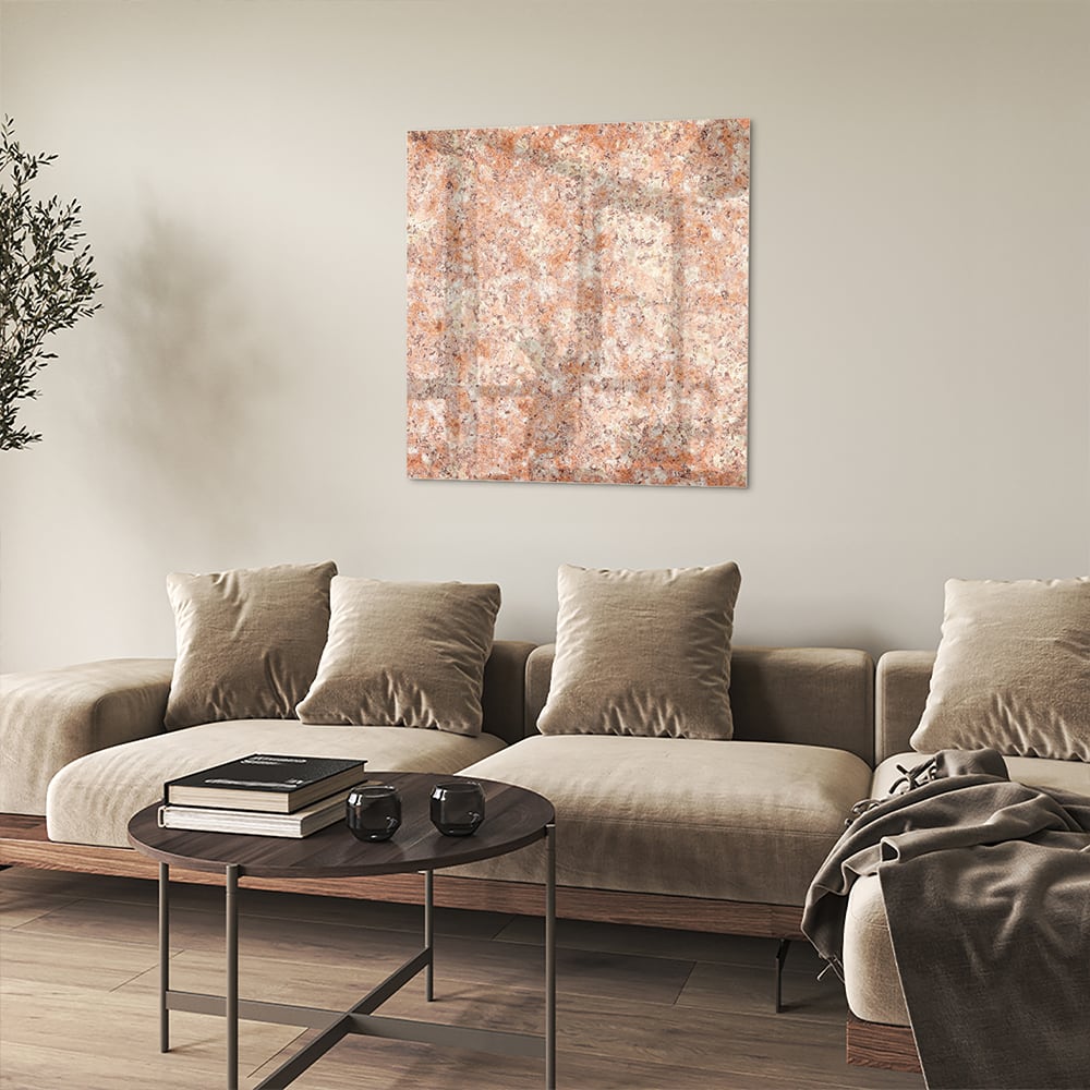 Glazen schilderij in zacht roze en goud aan de muur boven een houten kast