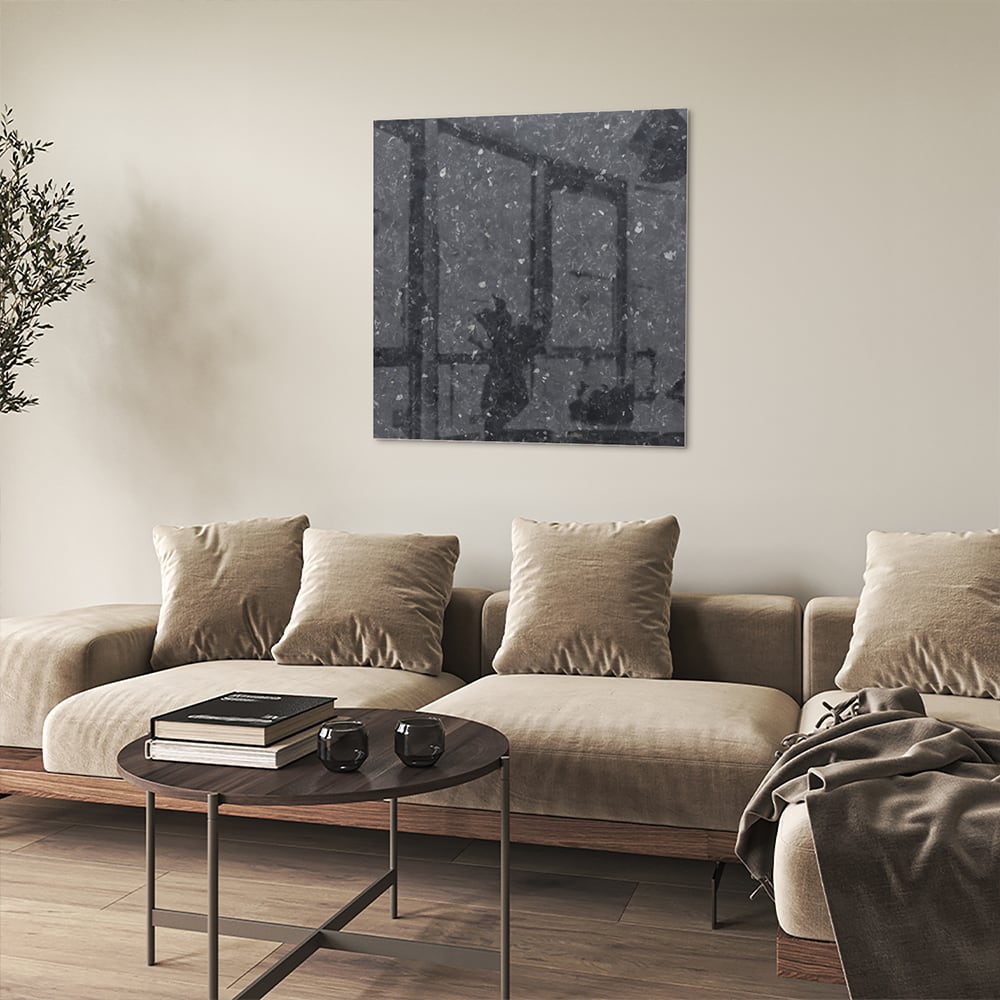 Elegant zwart glazen schilderij dat een moderne sfeer toevoegt aan een interieur.