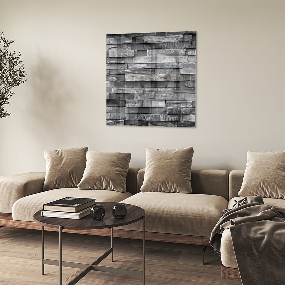 Moderne glazen schilderij met grijze texturen aan een lichte muur.