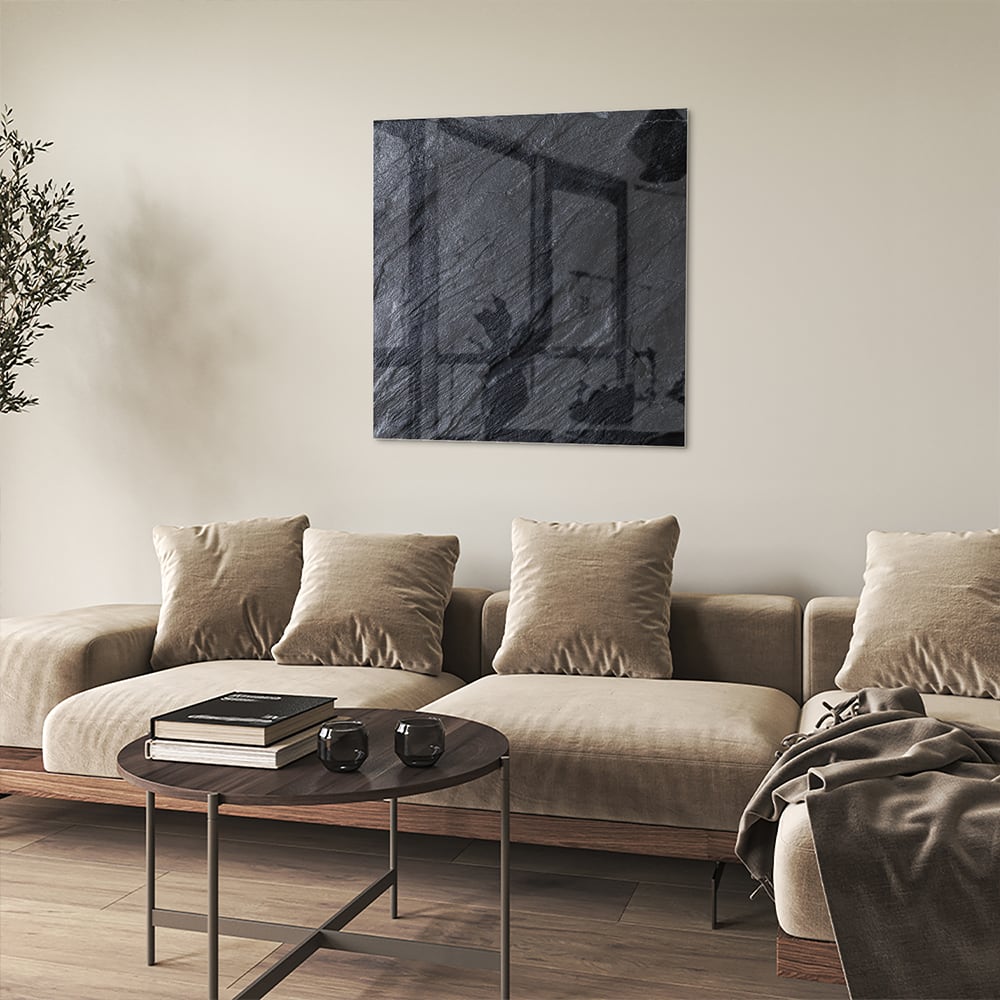 Modern glazen schilderij met abstracte zwart-witte textuur aan de muur.