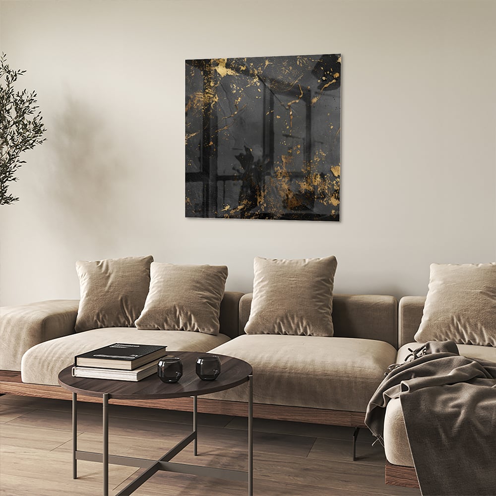 Modern glazen schilderij met abstracte gouden spatten op een zwarte achtergrond.