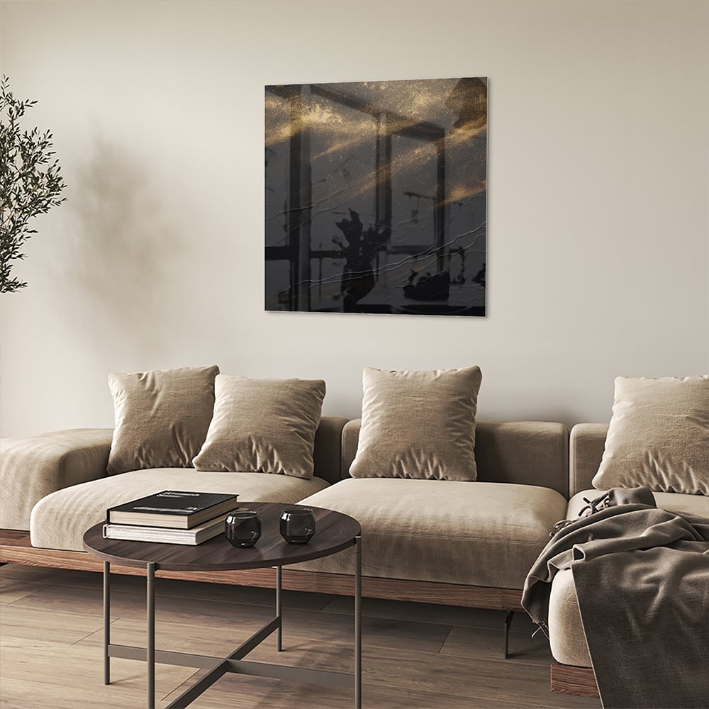 Elegant zwart glazen schilderij met gouden accenten aan de muur.