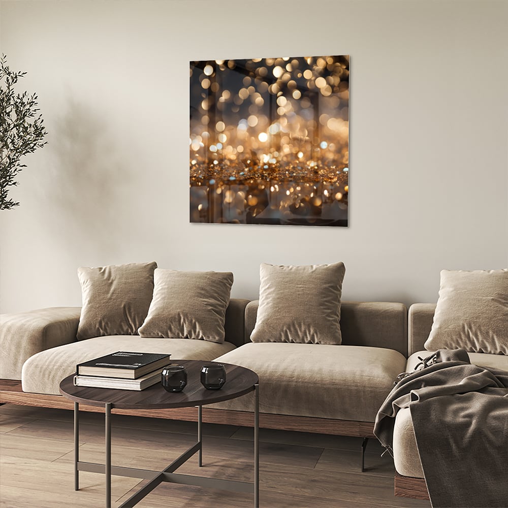 Glazen schilderij met gouden bokeh-effect aan de muur in een moderne woonkamer.