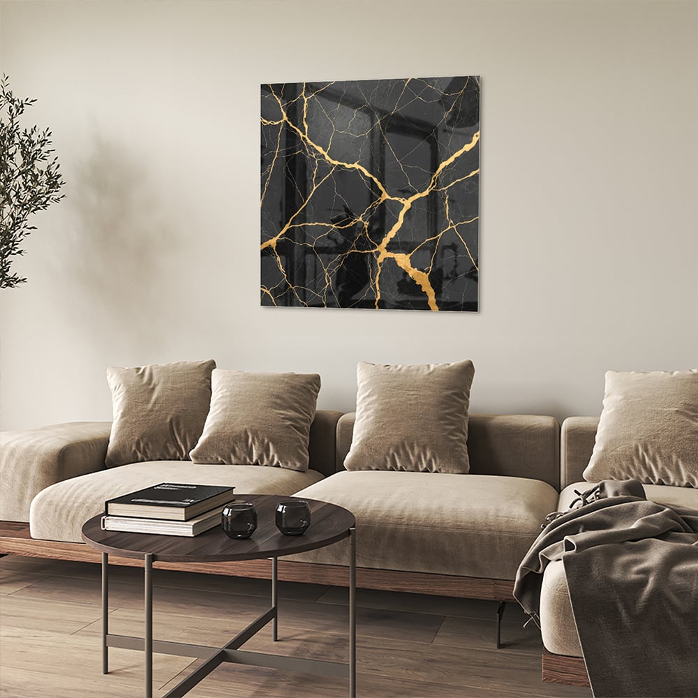 Glazen schilderij in zwart met gouden aderen, hangt aan een muur.