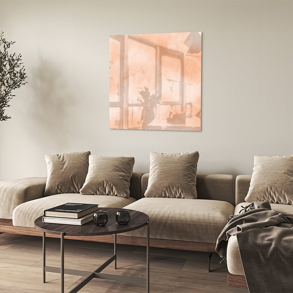 Glas schilderij in warme aardetinten hangt boven een houten kast in een moderne woonkamer.