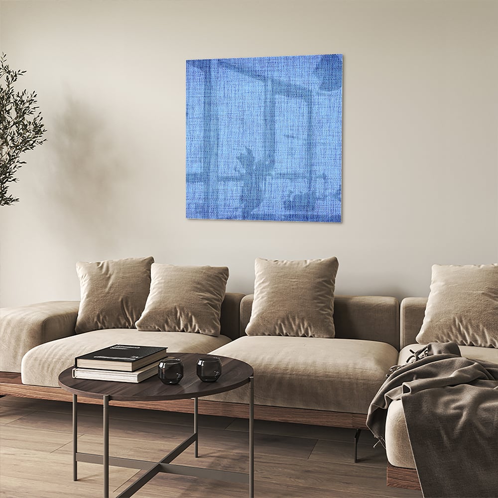 Blauw glazen schilderij aan de muur in een moderne woonkamer