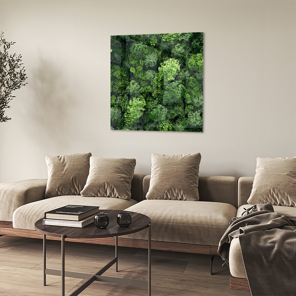 Luchtfoto van een weelderig groen bos op een muur in een moderne kamer.