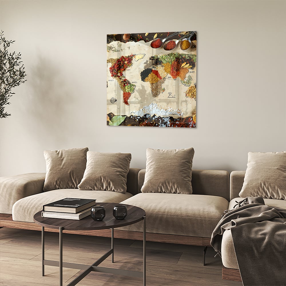Kleurrijk glazen schilderij met een artistieke weergave van fruit en specerijen aan de muur.