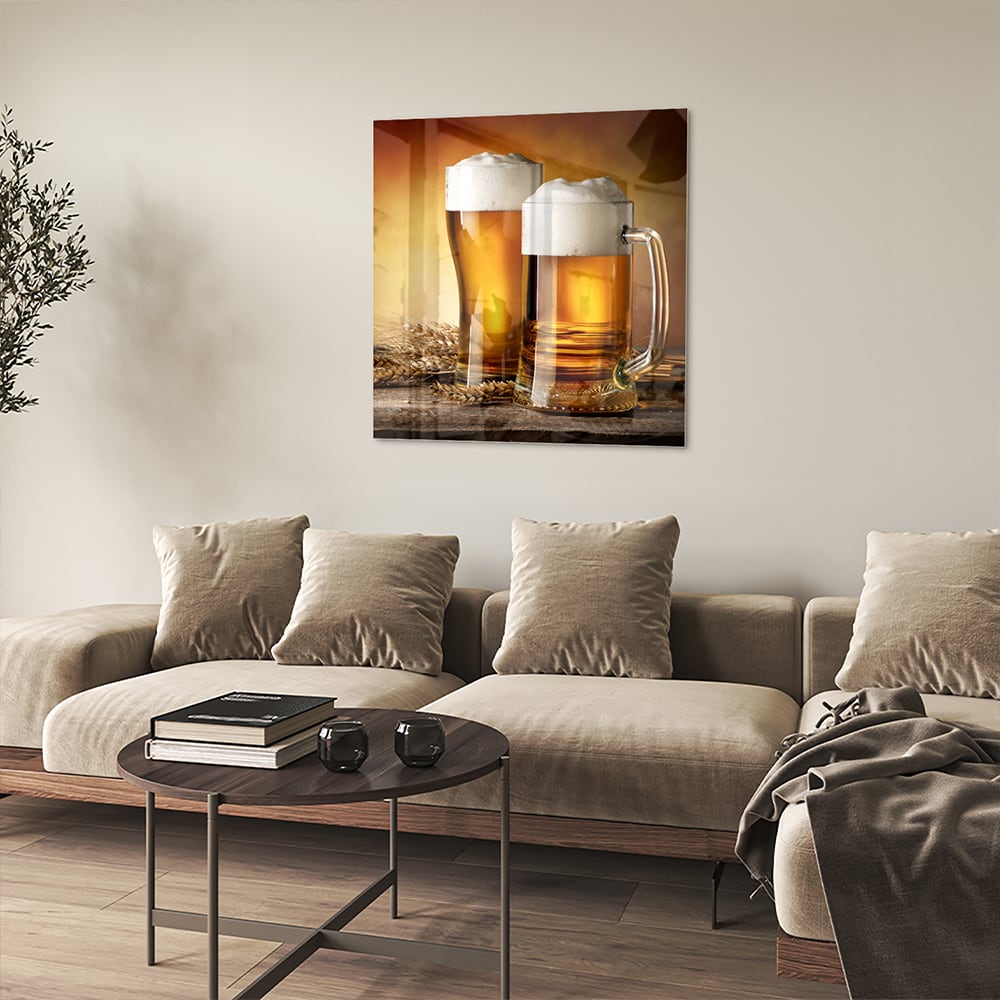 Glazen schilderij met twee volle bierglazen op een houten tafel