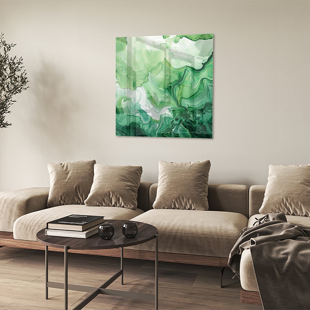 Een groen marmeren glazen schilderij dat hangt boven een kast in een moderne woonkamer.