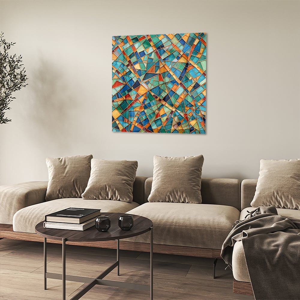 Kleurrijk abstract glazen schilderij aan de muur boven een houten meubel.