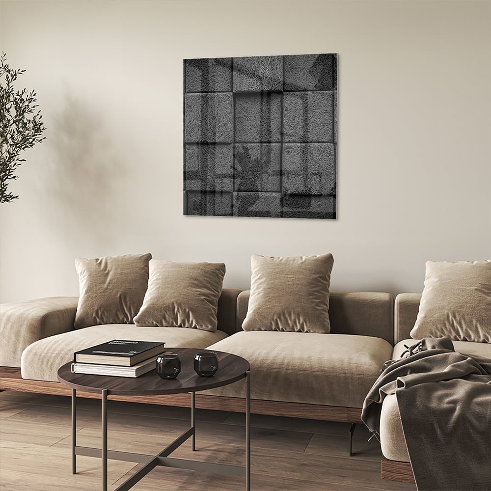 Abstract donker glazen schilderij aan een witte muur in een moderne woonkamer