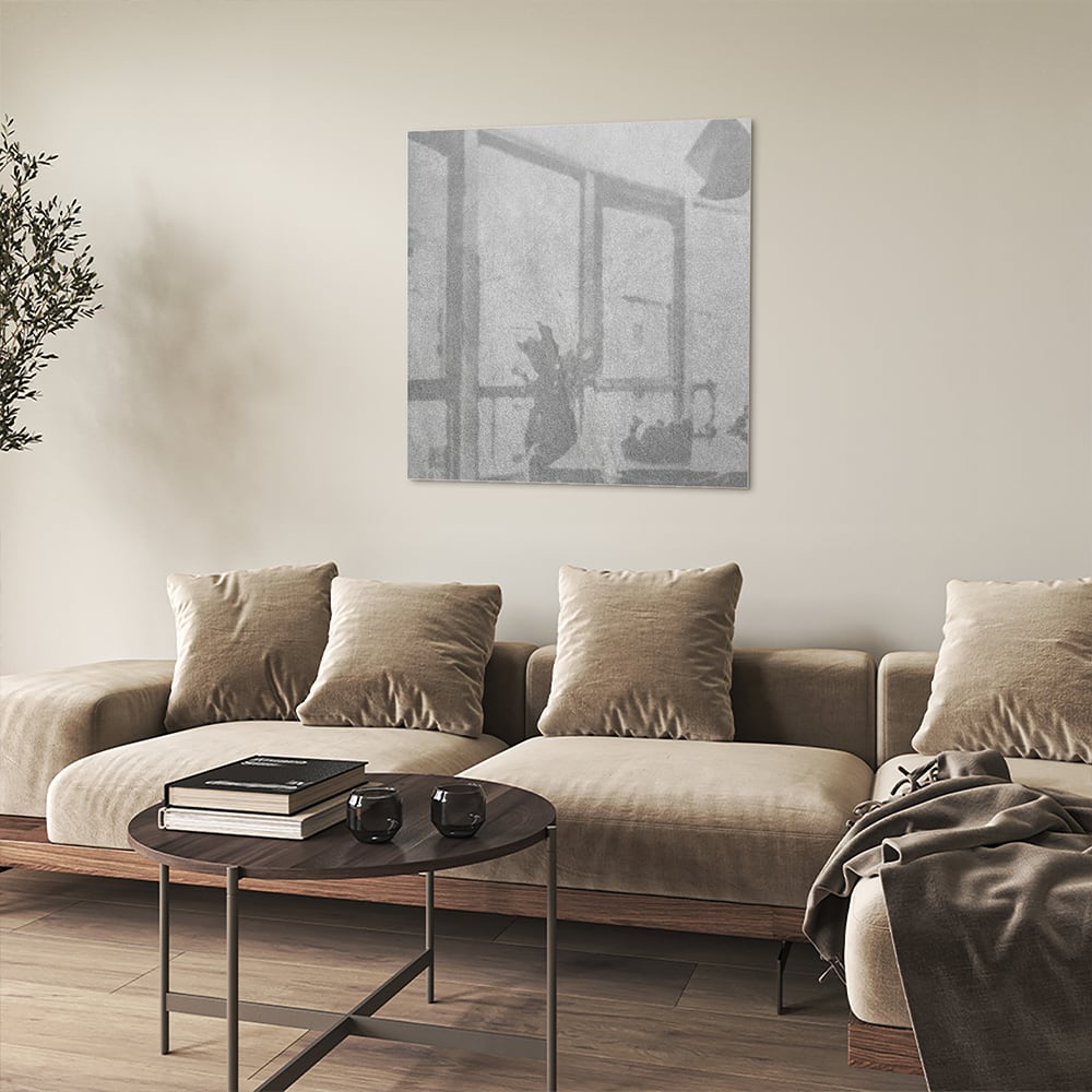 Minimalistisch glazen schilderij met handafdrukken aan de muur.