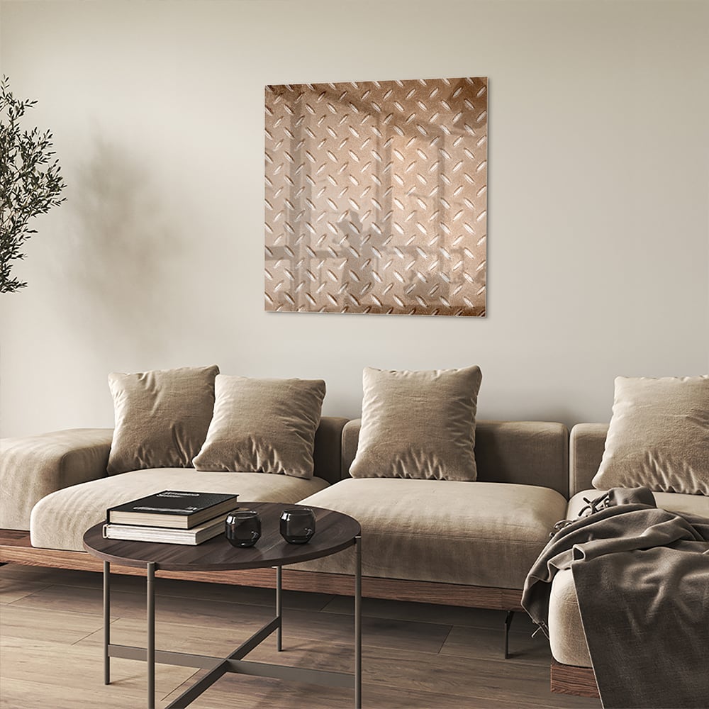 Glazen schilderij met een geometrisch patroon aan de muur in een stijlvolle kamer.