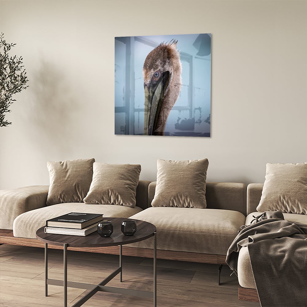 Glazen schilderij van een pelikan met een elegant design in een moderne woonkamer.