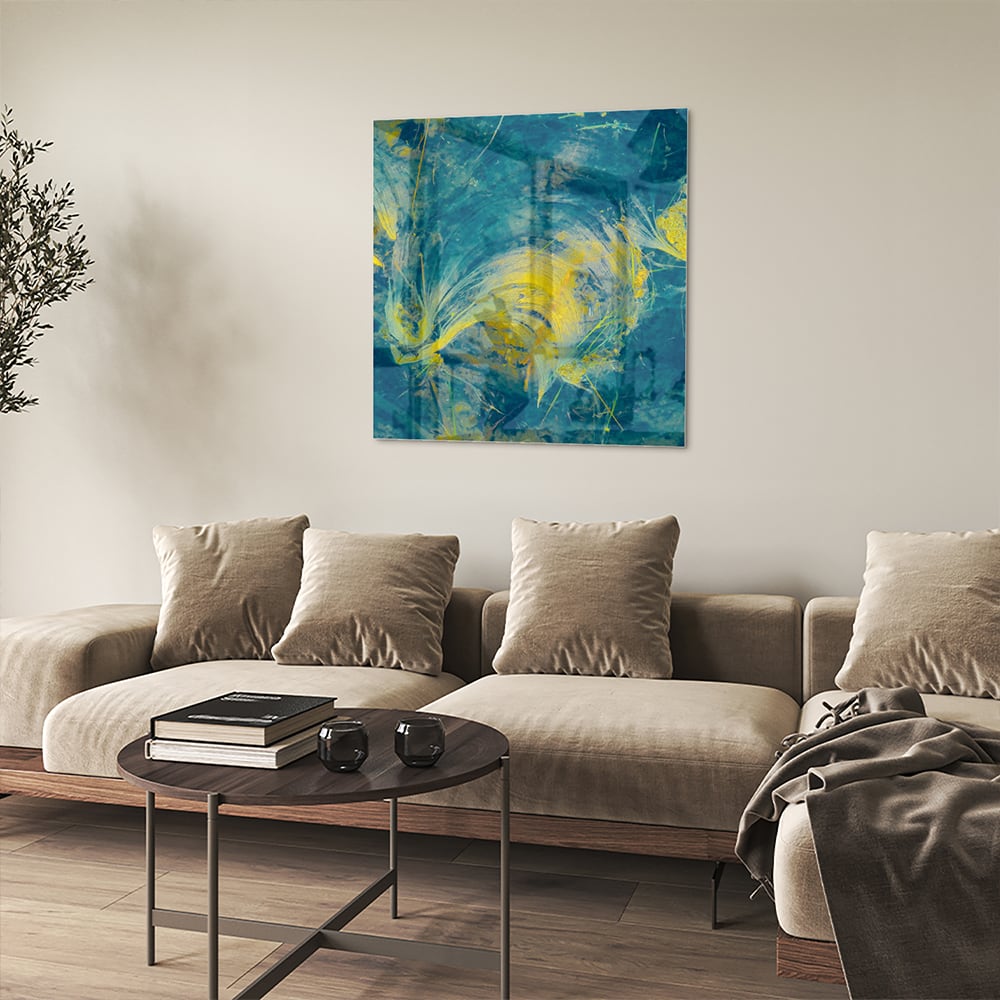 Abstract glazen schilderij met blauw en geel dat aan de muur hangt